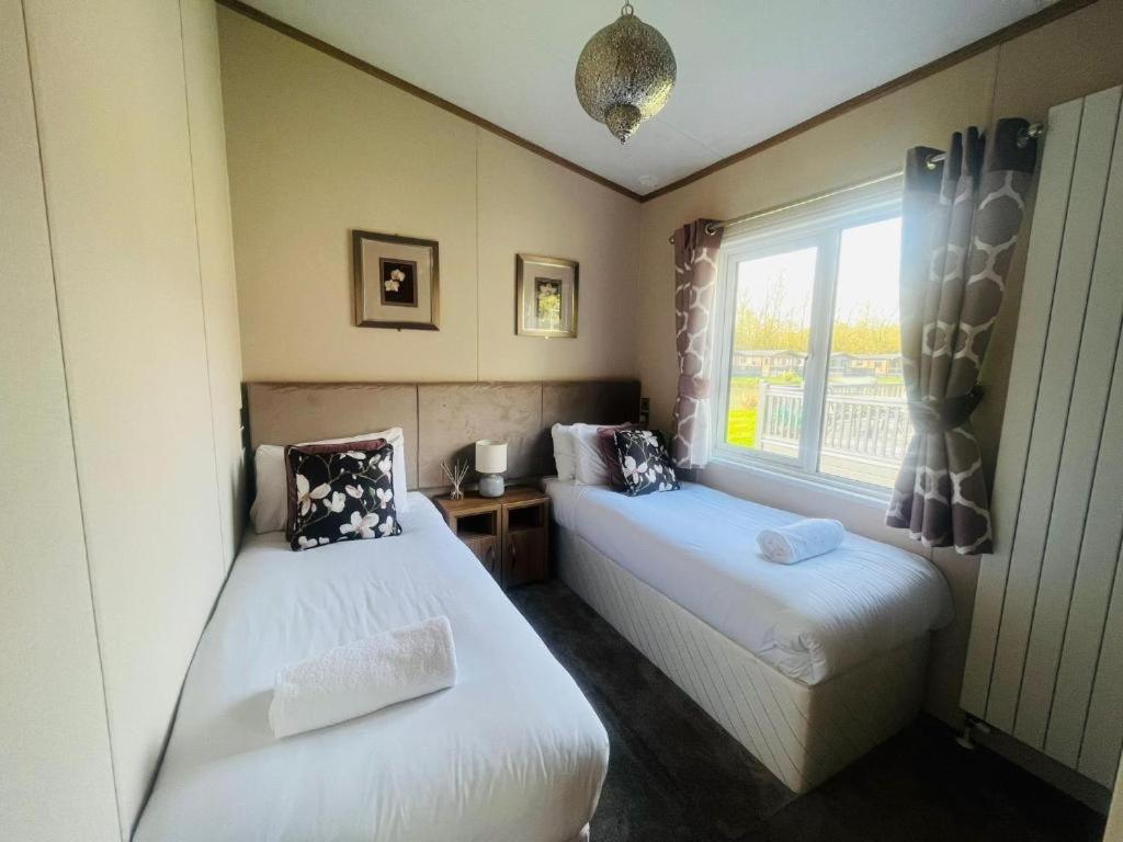 Rosie'S Rest With Hot Tub Barmby on the Moor Exterior foto
